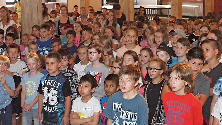 Zum Auftakt des Minimusikertages der Grundschule am Markt sangen alle Schüler gemeinsam das Lied "Starke Kinder".