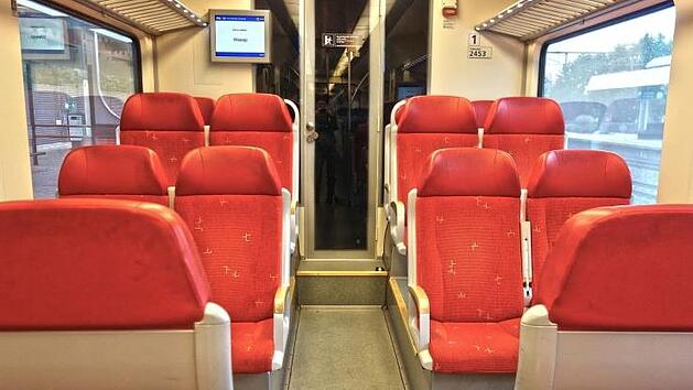 Ein Bahnsprecher rät: Man könne auch mit dem Zugbegleiter Kontakt aufnehmen. Der habe unter Umständen noch die Möglichkeit, solche Reisenden in der vielleicht nicht so überfüllten ersten Klasse unterzubringen. Symbolbild: pixabay.com