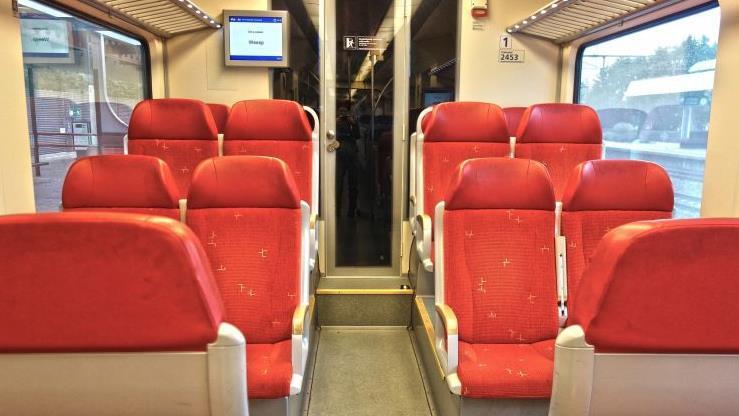 Ein Bahnsprecher rät: Man könne auch mit dem Zugbegleiter Kontakt aufnehmen. Der habe unter Umständen noch die Möglichkeit, solche Reisenden in der vielleicht nicht so überfüllten ersten Klasse unterzubringen. Symbolbild: pixabay.com