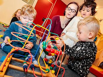Zusammen mit zwei Erzieherinnen kümmert sich Kinderpflegerin Antonia Werner um die "Windelhüpfer" in Coburg. Doch nicht alle finden es gut, dass Kinder unter drei Jahren in einer Kita betreut werden. Matthias Hoch