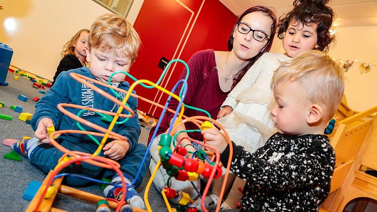 Zusammen mit zwei Erzieherinnen kümmert sich Kinderpflegerin Antonia Werner um die "Windelhüpfer" in Coburg. Doch nicht alle finden es gut, dass Kinder unter drei Jahren in einer Kita betreut werden. Matthias Hoch