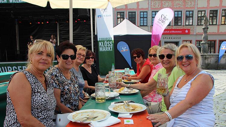 Marina Miller (links) und ihre Freundinnen kommen f&uuml;r die Coburger Kl&ouml;&szlig;e extra aus Augsburg. Marieke Fiala