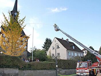Für die Kirchweihübung der Feuerwehr stand heuer die evangelische Kirche als angenommenes Brandobjekt zur Verfügung. Foto: Alexandra Kemnitzer