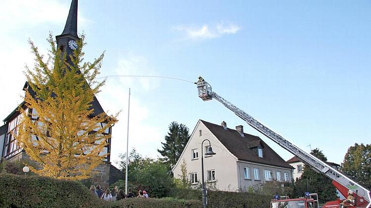 Für die Kirchweihübung der Feuerwehr stand heuer die evangelische Kirche als angenommenes Brandobjekt zur Verfügung. Foto: Alexandra Kemnitzer