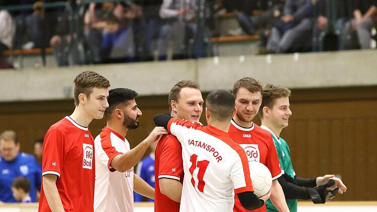 Freundschaftliche Verabschiedung nach dem Neunmeterschießen um Platz 3 zwischen Vatanspor und dem TSV 08. Foto: Monika Limmer.