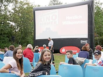 Lisa (links) und Lena freuen sich auf den Kinoabend im Freizeitpark "Villeneuve-sur-Lot": "Ich habe die Mama angebettelt, dass ich zum Sommerkino kommen darf. Den Abend hier finde ich super schön. Das ganze Programm ist toll und erst recht, wenn man noch die richtigen Leute dabeihat, so wie ich", sagt Lisa.