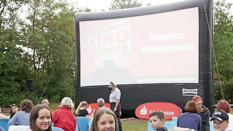 Lisa (links) und Lena freuen sich auf den Kinoabend im Freizeitpark "Villeneuve-sur-Lot": "Ich habe die Mama angebettelt, dass ich zum Sommerkino kommen darf. Den Abend hier finde ich super schön. Das ganze Programm ist toll und erst recht, wenn man noch die richtigen Leute dabeihat, so wie ich", sagt Lisa.