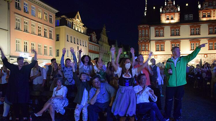 Auch ohne Festzelt geht die Stimmung beim OPA-Konzert durch die Decke - die Besucher verlangen am Ende des Konzerts mehrmals eine Zugabe.