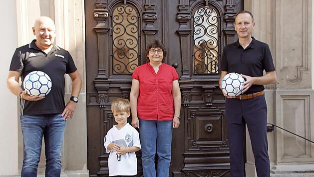 Die SG Eltmann hat zwei fair gehandelte B&auml;lle gewonnen. Diese &uuml;bergaben B&uuml;rgermeister Michael Ziegler und Elisabeth M&uuml;ller-F&ouml;rtsch von der Steuerungsgruppe Fairtrade-Town Eltmann an den sportlichen Leiter der SG, G&uuml;nther Prei&szlig;ner, der von seinem Enkel Bennet begleitet wurde.