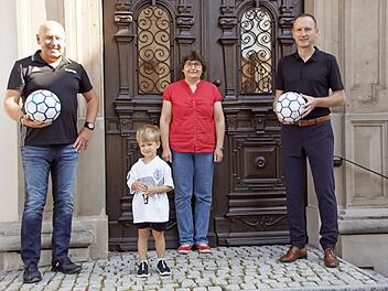 Die SG Eltmann hat zwei fair gehandelte Bälle gewonnen. Diese übergaben Bürgermeister Michael Ziegler und Elisabeth Müller-Förtsch von der Steuerungsgruppe Fairtrade-Town Eltmann an den sportlichen Leiter der SG, Günther Preißner, der von seinem Enkel Bennet begleitet wurde.