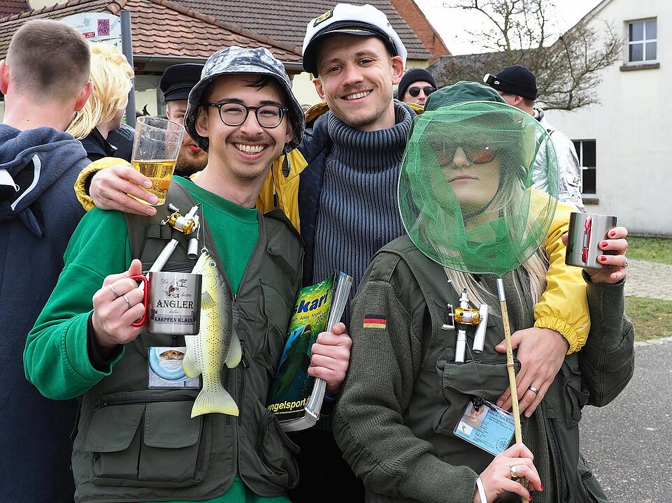Mit vielen Fuß- und Musikgruppen
