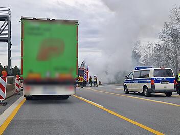 Auto gerät auf der A3 in Brand