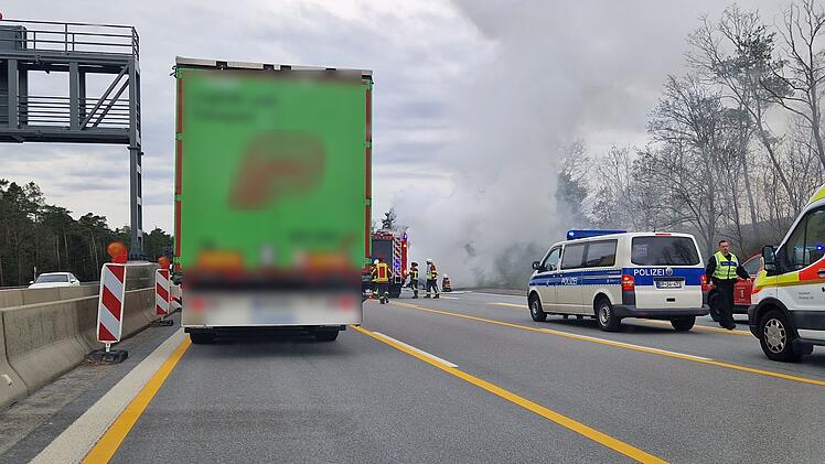 Auto gerät auf der A3 in Brand