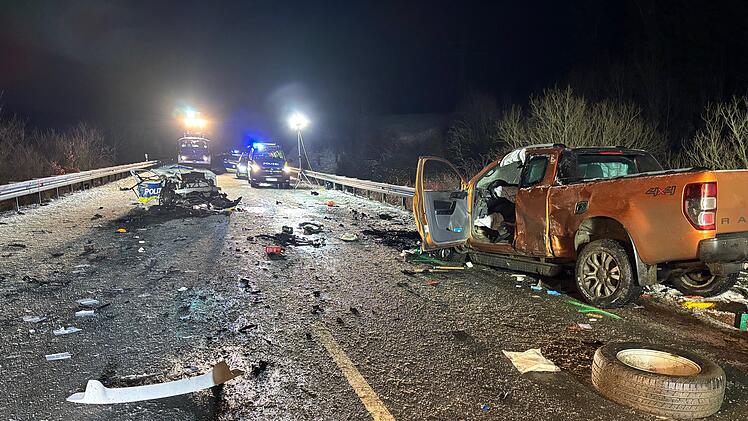 B173 bei Selbitz: Polizeiauto kollidiert mit Gel&auml;ndewagen - junger Beamter tot