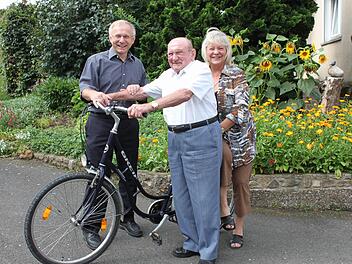 Gerne zeigte Karl Brummer (Mitte) Karin Knorr und Helmut Lottes sein Fahrrad, mit dem er noch oft unterwegs ist. Foto: Paul Frömel