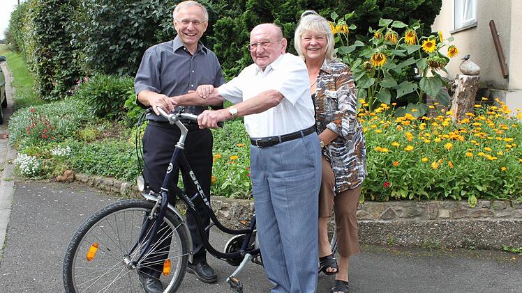 Gerne zeigte Karl Brummer (Mitte) Karin Knorr und Helmut Lottes sein Fahrrad, mit dem er noch oft unterwegs ist. Foto: Paul Frömel