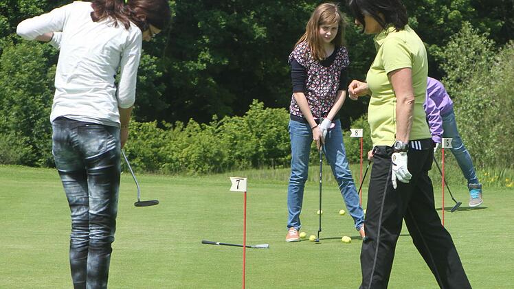 Konzentration ist auf dem Green beim Einlochen des Balles erforderlich.