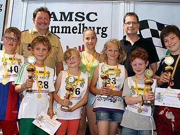 Die Siegerinnen und Sieger: (vorne, von links) Jonas Schaub, Christoph Strehler, Tina Sell, Annika Sell, Max Ruppert und Tim Augsburg, ferner (hinten, von links) Verkehrswacht-Geschäftsführer und Verkehrserzieher Hubert Koch, die Tagesbeste Ronja Augsburg und AMSC-Vorsitzenden Ralf Deinlein.  Fotos: Karlheinz Franz