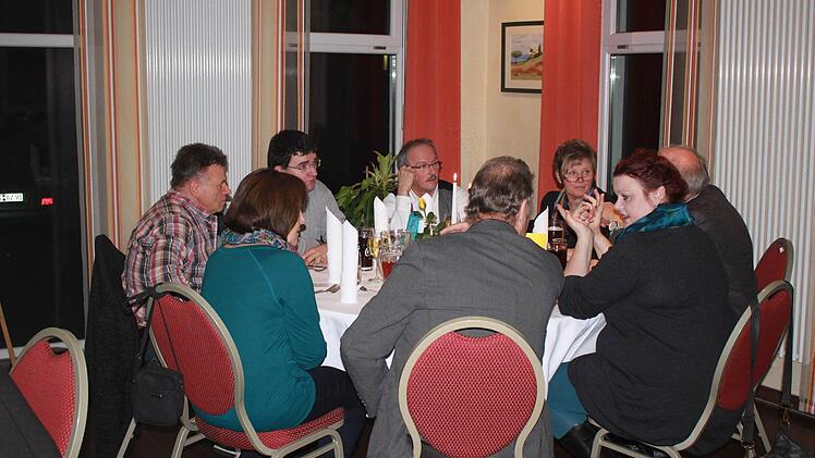 Auch an den Tischen diskutierten die Malermeister und ihre Frauen häufig das Problem der Lehrlinge und Schulsituation.