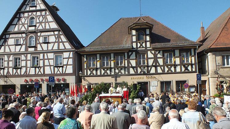 Die Messfeier fand im Freien statt. Foto: Manfred Welker
