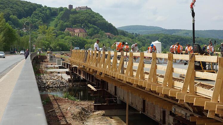 Arbeiter gießen die Fahrbahnplatte.Foto: Arkadius Guzy