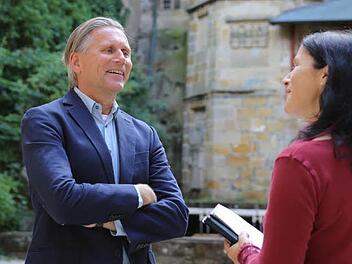 Schlosstheater-Intendant Wolfgang Krebs im Gespräch mit BR-Redakteurin Dagmar Besand im Unteren Schloshof in Thurnau Foto: Barbara Herbst