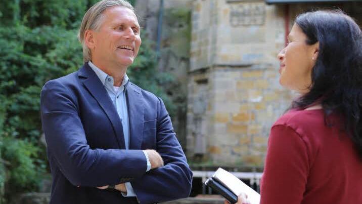Schlosstheater-Intendant Wolfgang Krebs im Gespräch mit BR-Redakteurin Dagmar Besand im Unteren Schloshof in Thurnau Foto: Barbara Herbst