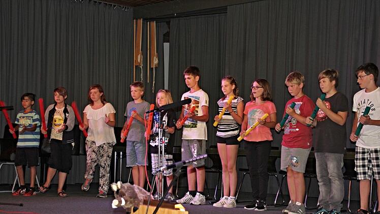 Musik mal anders: Mit "Boomwhackers" trommelte diese Schülergruppe zur Abschlussfeier an der Mittelschule.  Foto: Helmut Will