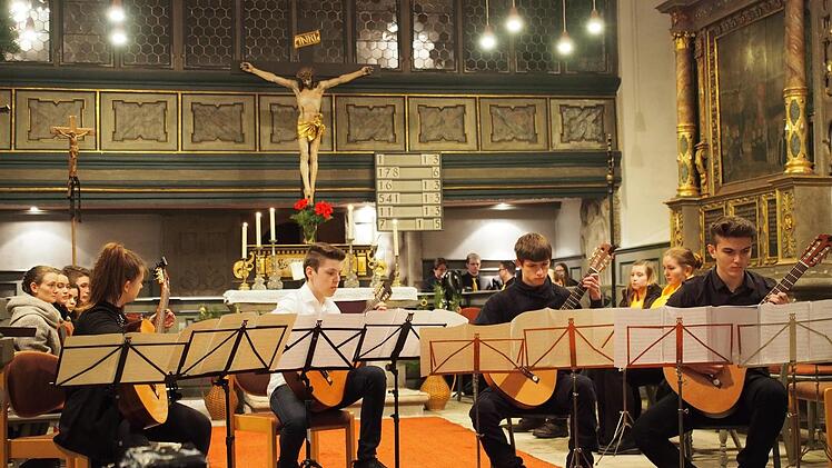 Das Gitarrenquartett mit Laura Pfadenhauer, Ferdinand Osterhammer, Alexander Blinzler und Moritz Porzelt führte auf den Mühlenweg von Federico Moreno Torroba. Foto: Nicole Julien-Mann