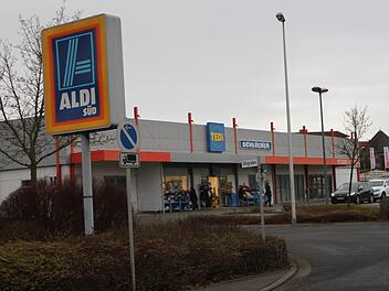 Blick auf den ehemaligen "Shopping-Center", in dem nur noch ein Geschäft geöffnet ist und die übrigen Räume leer stehen. Hier soll mit einem Neubau ein ganz neuer "Aldi" entstehen. Am Schild sieht man, dass der Markt nur über die Straße versetzt werden muss.Günther Geiling