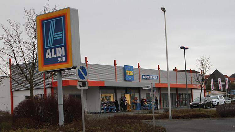 Blick auf den ehemaligen "Shopping-Center", in dem nur noch ein Geschäft geöffnet ist und die übrigen Räume leer stehen. Hier soll mit einem Neubau ein ganz neuer "Aldi" entstehen. Am Schild sieht man, dass der Markt nur über die Straße versetzt werden muss.Günther Geiling