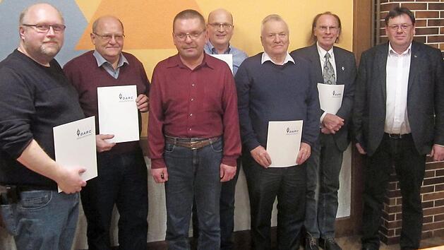 Ehrungen von links: Markus Skotnica, Karl-Heinz Suck, Karl-Heinz Wiemann (Ortsverbandsvorsitzender), Frank H&ouml;fer, Lothar Jakob, Rolf Kraus und Peter Me&szlig;thaler (Distriktsvorsitzender)  Foto: privat