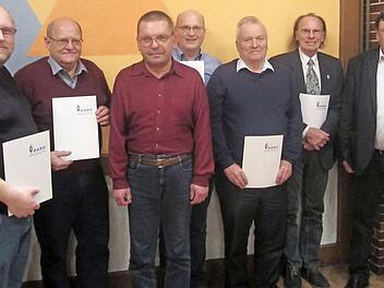 Ehrungen von links: Markus Skotnica, Karl-Heinz Suck, Karl-Heinz Wiemann (Ortsverbandsvorsitzender), Frank Höfer, Lothar Jakob, Rolf Kraus und Peter Meßthaler (Distriktsvorsitzender)  Foto: privat