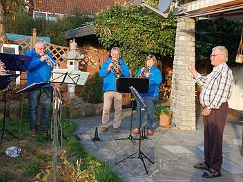 Mit einem Geburtstagsständchen am frühen Morgen überraschte die Seniorenkapelle der "Lauertaler Musikanten" unter Leitung ihres Dirigenten Klaus Seufert ihren "Chef" Wolfgang  Bötsch an seinem 70. Geburtstag. Spontan griff der   Jubilar selbst zum Dirigentenstab. Manfred Mellenthin
