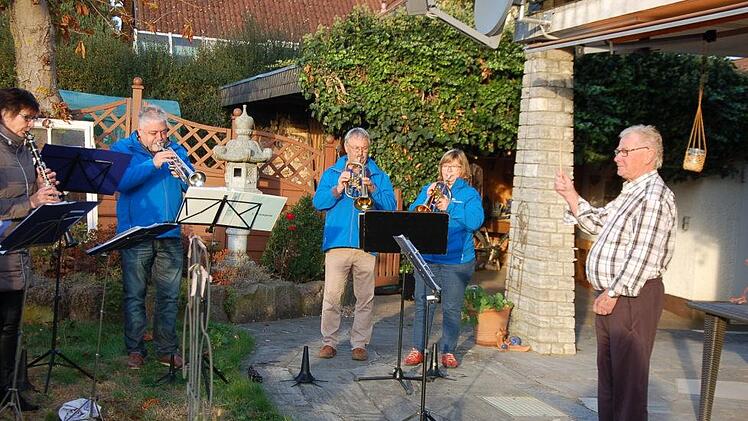 Mit einem Geburtstagsständchen am frühen Morgen überraschte die Seniorenkapelle der "Lauertaler Musikanten" unter Leitung ihres Dirigenten Klaus Seufert ihren "Chef" Wolfgang  Bötsch an seinem 70. Geburtstag. Spontan griff der   Jubilar selbst zum Dirigentenstab. Manfred Mellenthin