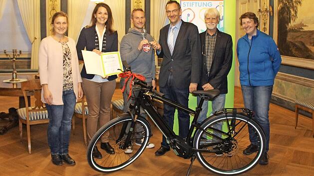 Das E-Bike wurde an die Stiftung f&uuml;r krebskranke Kinder Coburg gespendet. Foto: Christina Vatke