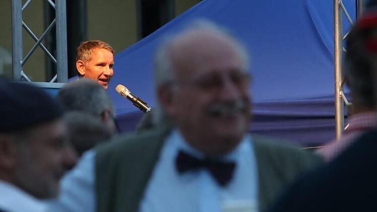 Björn Höcke (hinten) bei einem Wahlkampfauftritt   2018 in Forchheim. Im Vordergrund ist Georg Hock zu sehen. Archiv/Barbara Herbst