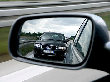 Auf der A73 bei Bamberg hat ein Daimler-Fahrer einen Volvo-Fahrer genötigt. Auf der A73 bei Bamberg hat ein Daimler-Fahrer einen Volvo-Fahrer genötigt.