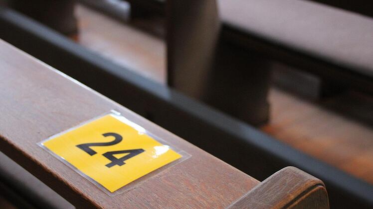 Nummern an den Bänken zeigen, so sich Besucher der Gottesdienste hinsetzen dürfen. Foto: Ulrike Müller