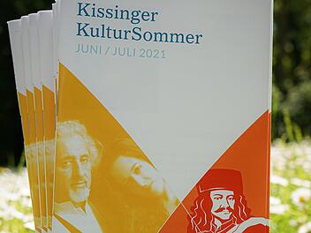 Das Booklet mit dem Veranstaltungsprogramm des KissingerKulturSommers 2021Foto: Nina Pereira Santo/ Bayer. Staatsbad Bad Kissingen GmbH