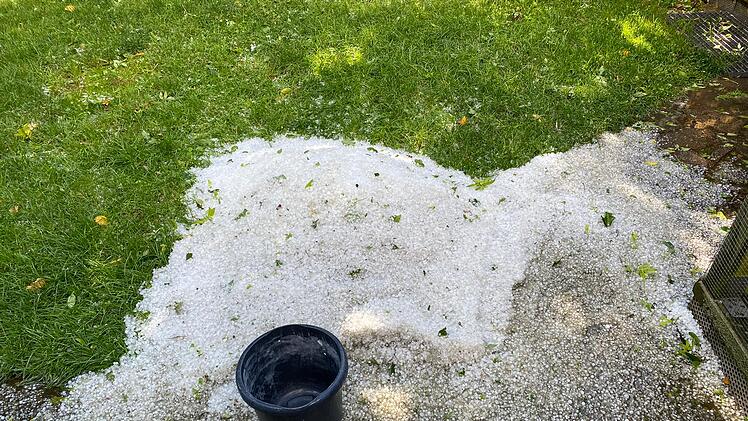 Unwetter zieht über Mittelfranken: Hagelkörner beschädigen Terrassendach