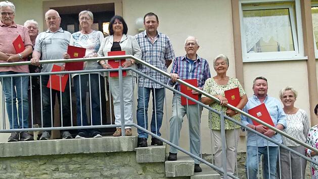 Zahlreiche Ehrungen wurden bei der Hauptversammlung des SPD-Ortsvereins vorgenommen. Unser Bild zeigt einen Teil der Ausgezeichneten mit (von rechts) der Kreisvorsitzenden Inge Aures und der Vorsitzenden Cornelia Wehner.