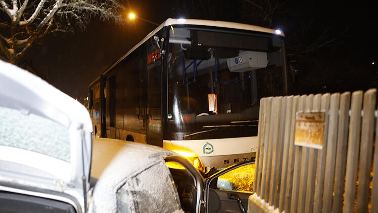 Unfall mit zwei Schulbussen und Kleinwagen auf schneeglatter Fahrbahn