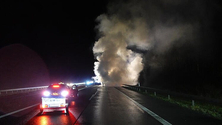 Autobrand auf der A70 bei Haßfurt: Vollsperrung und Rettungseinsatz