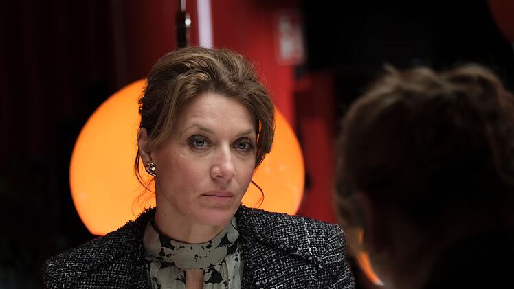 Die beste Freundin Karin (Caroline Frank) r&auml;t Constanze, sich beim Escortservice umzuschauen.