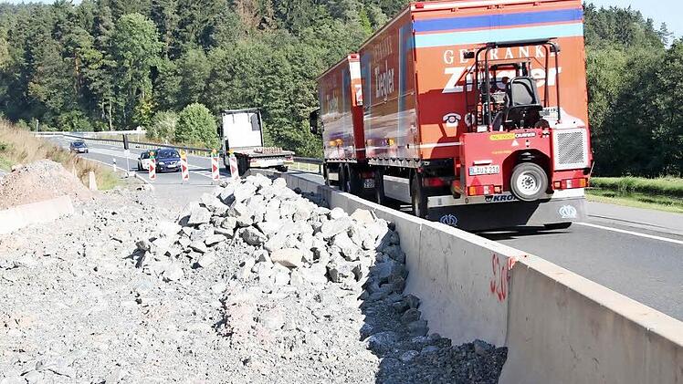 Noch bis 18. Oktober wird die B 85 bei der Holzmühle nur einseitig befahrbar sein. Fotos: Sonja Adam