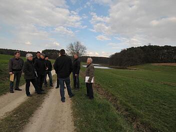 Die Mitglieder des Oberreichenbacher Bauausschusses diskutierten darüber, ob der Weiher im Hintergrund als Vorfluter für verschmutztes Niederschlagswasser dienen kann oder ob auf dem Grundstück rechts vorne ein neuer Weiher entstehen soll. Foto: Roland Meister