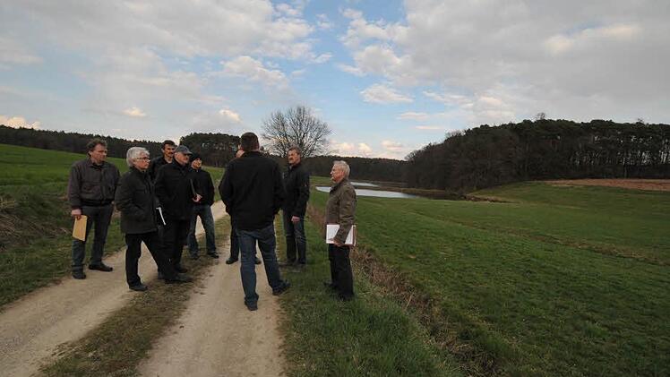 Die Mitglieder des Oberreichenbacher Bauausschusses diskutierten darüber, ob der Weiher im Hintergrund als Vorfluter für verschmutztes Niederschlagswasser dienen kann oder ob auf dem Grundstück rechts vorne ein neuer Weiher entstehen soll. Foto: Roland Meister