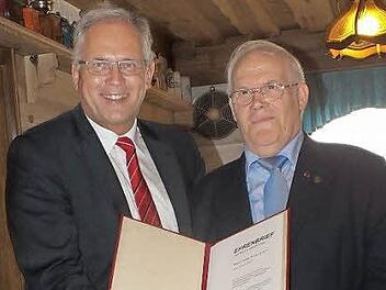 Bezirkstagspräsident Richard Bartsch (links) überreichte den Ehrenbrief an Georg Schockel (rechts). Foto: Manfred Welker