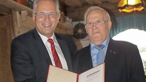 Bezirkstagspräsident Richard Bartsch (links) überreichte den Ehrenbrief an Georg Schockel (rechts). Foto: Manfred Welker